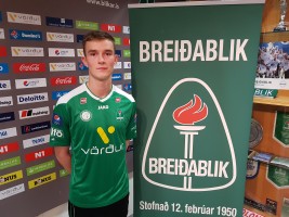 <p>
	Aron K&aacute;ri A&eth;alsteinsson skrifar undir 3 &aacute;ra samning vi&eth; knattspyrnudeild Brei&eth;abliks. Mynd: HVH.</p>
