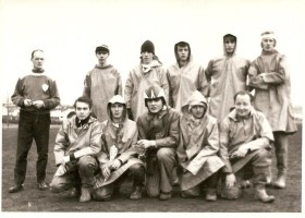 <p>Leikur milli B&aelig;jarstj&oacute;rnar K&oacute;pavogs og Brei&eth;abliks &aacute; 17. j&uacute;n&iacute;, 1970.&nbsp;Okkar menn &iacute; Sj&oacute;st&ouml;kkum og klofst&iacute;gv&eacute;lum. Aftari r&ouml;&eth; f.v.&nbsp;&nbsp;P&aacute;ll Bjarnason li&eth;sstj&oacute;ri og forma&eth;ur knattspyrnudeildar. Sigurj&oacute;n Valdimarsson, Rikhar&eth; &Ouml;rn J&oacute;nsson, &THORN;&oacute;r Hrei&eth;arsson, Einar &THORN;&oacute;rhallsson, Helgi (Basli) Helgason. Ne&eth;ri r&ouml;&eth; f.v.: J&oacute;n Ingi Ragnarsson, Gu&eth;mundur (D&uacute;mmi) J&oacute;nsson, Gissur Gu&eth;mundsson, Da&eth;i J&oacute;nsson, og Reynir Karlsson spilandi &thorn;j&aacute;lfari &iacute; &thorn;essum leik.</p>