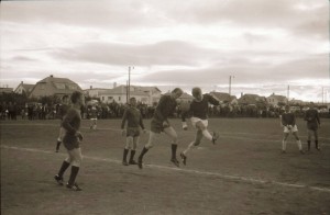 <p>
	1970 Brei&eth;ablik - &Iacute;B&Iacute; 0 - 0. Magn&uacute;s Stein&thorn;&oacute;rsson skallar a&eth; marki. Gu&eth;mundur &THORN;&oacute;r&eth;arson og G&iacute;sli Sigur&eth;sson fylgjast me&eth;. Mynd: Marteinn Bergmann Hei&eth;arsson</p>
