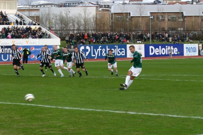 <p>
	2011 Brei&eth;ablik - KR 2 - 3. &nbsp;Kristinn Steind&oacute;rsson skorar &uacute;r v&iacute;taspyrnu. &nbsp;&THORN;a&eth; var vel m&aelig;tt &aacute; K&oacute;pavogsv&ouml;ll og gamla st&uacute;kan og brekkan g&oacute;&eth;a vel n&yacute;tt. &nbsp;Mynd: Geir Gu&eth;steinsson</p>
