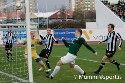 <p>
	2011 Brei&eth;ablik - KR 2 - 3. &nbsp;Gu&eth;mundur Kristj&aacute;nsson setur boltann &iacute; utanver&eth;a staungina. &nbsp;Mynd: Gu&eth;mundur L&uacute;&eth;v&iacute;ksson</p>
