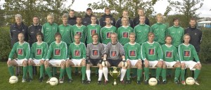 <p>
	&nbsp;Meistaraflokkur 2005 - Sigurvegarar &iacute; 1. deild</p>
<p>
	<br />
	&nbsp;Efsta r&ouml;&eth; fr&aacute; vinstri: &Ouml;rn &Ouml;rlygsson li&eth;sstj&oacute;ri, J&oacute;n Magn&uacute;sson li&eth;sstj&oacute;ri, P&eacute;tur Benediktsson meistaraflokksr&aacute;&eth;i, J&oacute;n J&uacute;l&iacute;usson meistaraflokksr&aacute;&eth;i, &Oacute;lafur Bj&ouml;rnsson forma&eth;ur meistaraflokksr&aacute;&eth;s.</p>
<p>
	<br />
	&nbsp;Mi&eth;r&ouml;&eth; fr&aacute; vinstri: Steini &THORN;orvaldsson forma&eth;ur knattspyrnudeildar, Bjarni J&oacute;hannsson &thorn;j&aacute;lfari, Gu&eth;mann &THORN;&oacute;risson, P&eacute;tur Magn&uacute;s Birgisson, Olgeir Sigurgeirsson, Ragnar Heimir Gunnarsson, Hjalti Kristj&aacute;nsson, Gunnar &Ouml;rn J&oacute;nsson, &THORN;&oacute;r Steinar &Oacute;lafs, Birgir Hrafn Birgisson, Gu&eth;mundur P&eacute;tur &Oacute;lafsson, Arnar Bill Gunnarsson a&eth;sto&eth;ar&thorn;j&aacute;lfari.</p>
<p>
	<br />
	&nbsp;Ne&eth;sta r&ouml;&eth; fr&aacute; vinstri: Petr Podzemsky, Arn&oacute;r Sveinn A&eth;alsteinsson, Ellert Hreinsson, Kristj&aacute;n &Oacute;li Sigur&eth;sson, &THORN;orsteinn Einarsson, Hj&ouml;rvar Hafli&eth;ason, &Aacute;rni Kristinn Gunnarsson, K&aacute;ri &Aacute;rs&aelig;lsson, Stein&thorn;&oacute;r Freyr &THORN;orsteinsson, &Aacute;g&uacute;st &THORN;&oacute;r &Aacute;g&uacute;stsson.</p>
