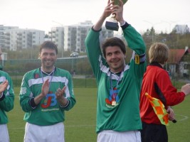 <p>
	Krist&oacute;fer Sigurgeirsson lyftir bikarnum fyrir sigur &iacute; deildarbikarnum, ne&eth;ri deild, &aacute;ri&eth; 2004. Kjartan Einarsson er vinstra megin vi&eth; fyrirli&eth;ann.<br />
	&nbsp;</p>
