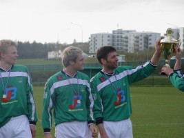 <p>
	Brei&eth;ablik vann ne&eth;ri deild deildarbikarsins &aacute;ri&eth; 2004.</p>
<p>
	Fr&aacute; vinstri: Kjartan Antonsson, Kristj&aacute;n &Oacute;li Sigur&eth;sson og Kjartan Einarsosn</p>
