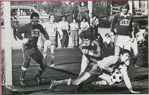 <p>1977 Litli Bikarinn. Brei&eth;ablik - Keflav&iacute;k 1-1. &Aacute; mynd: &Oacute;lafur H&aacute;konarson, Magn&uacute;s Stein&thorn;&oacute;rsson og Einar &THORN;&oacute;rhallsson. Mynd: DV</p>