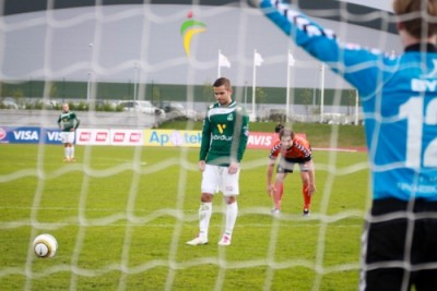 <p>
	2011 Brei&eth;ablik - Fylkir 3 - 1. &nbsp;Kristinn Steind&oacute;rsson b&yacute;r sig undir a&eth; taka v&iacute;taspyrnu sem hann skor&eth;ai &uacute;r og n&aacute;&eth;i &thorn;ar me&eth; sinni fyrstu &thorn;rennu &iacute; efstu deild. &nbsp;Mynd: Kristj&aacute;n Orri J&oacute;hansson</p>
