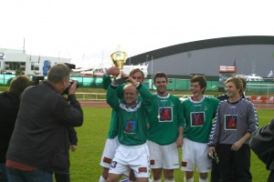 <p>
	Petr Podzemsky fjallhress me&eth; sigurlaunin &iacute; B-deild &aacute;ri&eth; 2005. K&aacute;ri &Aacute;rs&aelig;lsson, Hjalti Kristj&aacute;nsson, Arn&oacute;r Sveinn A&eth;alsteinsson og &THORN;orsteinn Einarsson fyrir aftan.</p>
