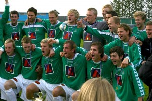 <p>
	&nbsp;Meistaraflokkur 2005 - Sigurvegarar &iacute; 1. deild<br />
	<br />
	Aftari r&ouml;&eth; f.v.: Hjalti Kristj&aacute;nsson, Hans Fr&oacute;&eth;i Hansen, Kristj&aacute;n &Oacute;li Sigur&eth;sson, Gu&eth;mann &THORN;&oacute;rsisson, Hj&ouml;rvar Hafli&eth;ason fyrirli&eth;i, Birgir Hrafn Birgisson, Olgeir Sigurgeirsson, Petr Podzemsky, P&eacute;tur Magn&uacute;s Birgisson, Stein&thorn;&oacute;r Freyr &THORN;orsteinsson, Bjarni J&oacute;hannesson &thorn;j&aacute;lfari.</p>
<p>
	<br />
	Fremri r&ouml;&eth; f.v.: &Aacute;g&uacute;st &THORN;&oacute;r &Aacute;g&uacute;stsson, Ragnar H. Gunnarsson, &Aacute;rni Kristinn Gunnarsson, K&aacute;ri &Aacute;rs&aelig;lsson, Ellert Hreinsson, Arn&oacute;r A&eth;alsteinsson.</p>
