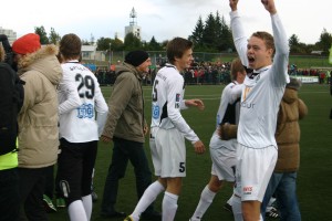 <p>
	&Iacute;slandsmeistarar 2010. &nbsp;Sverrir Ingi Ingason sigri hr&oacute;sandi a&eth; leik loknum.</p>
