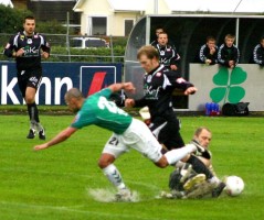 <p>
	2007 Keflav&iacute;k - Brei&eth;ablik 0 - 3. &nbsp;Blikar unnu 3-0 - &thorn;eirra fyrsti sigur &iacute; Keflav&iacute;k &iacute; 24 &aacute;r. &nbsp;H&eacute;r er Nenad Zivanovic &iacute; bar&aacute;ttunni. &nbsp;Eins og sj&aacute; m&aacute; var v&ouml;llurinn gr&iacute;&eth;arlega blautur.</p>
