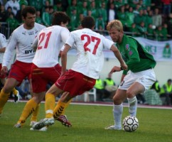 <p>
	2008 Brei&eth;ablik - HK 2 - 1. &nbsp;Blikinn Marel J&oacute;hann Baldvinsson tekst &aacute; 3 HK-inga, en hann skor&eth;ai fyrra mark Blika &iacute; leiknum. &nbsp;Mynd: Einar Freyr J&oacute;nsson</p>
