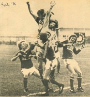 <p>Valur - Brei&eth;ablik 1976. 1:1. Blikarnir J&oacute;n Orri Gu&eth;mundsson, Einar &THORN;&oacute;rhallsson, &Oacute;lafur H&aacute;konarson markv&ouml;r&eth;ur og &Oacute;lafur Fri&eth;riksson &iacute; bar&aacute;ttu vi&eth; Valsmanninn Inga Bj&ouml;rn Albertsson. Mynd &uacute;r safni.&nbsp;</p>