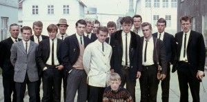 <p><strong>KS - Brei&eth;ablik 1967.&nbsp;Keppnisfer&eth; til Siglufjar&eth;ar xx.xx.1967</strong></p>

<p>Fr&aacute; vinstri:&nbsp;Halld&oacute;r Halld&oacute;rsson &thorn;j&aacute;lfari,&nbsp;Gu&eth;mundur H. J&oacute;nsson,&nbsp;Gu&eth;mundur &THORN;&oacute;r&eth;arson,&nbsp;Hei&eth;ar Brei&eth;fj&ouml;r&eth;,&nbsp;Gr&eacute;tar Kristj&aacute;nsson,&nbsp;Gu&eth;mundur Vikar Einarsson, &THORN;orsteinn Karlsson, Jakob &Oacute;lason, Da&eth;i Gu&eth;mundsson, Magni J&oacute;hannsson, &THORN;&oacute;r Hrei&eth;arsson, J&uacute;l&iacute;us J&uacute;l&iacute;usson, J&oacute;n Ingi Ragnarsson, Kristj&aacute;n Erlendsson, Sveinn V. J&oacute;nsson.&nbsp;Str&aacute;kurinn fyrir mi&eth;ri mynd er &Aacute;sgeir Fri&eth;&thorn;j&oacute;fsson.</p>

<p>Myndina t&oacute;k Logi Kristj&aacute;nsson markv&ouml;r&eth;ur li&eth;sins.&nbsp;</p>
