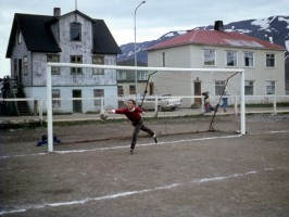 <p>KS - Brei&eth;ablik 1967. Gr&eacute;tar Kristj&aacute;nsson hefur h&eacute;r brug&eth;i&eth; s&eacute;r &iacute; hlutverk Loga Kristj&aacute;nssonar&nbsp;markvar&eth;ar Blika. Ekki var &thorn;a&eth; n&uacute; &iacute; sj&aacute;lfum leiknum heldur &thorn;urftu leikmenn Blikali&eth;sins a&eth; halda s&eacute;r heitum &aacute; me&eth;an bei&eth; var eftir messulokum. Mynd: Logi Kristj&aacute;nsson</p>