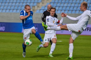 <p>
	Bikarkeppni 2013 Fram - Brei&eth;ablik 1 - 2. &nbsp;Renee Troost kemur Finni Orra til a&eth;sto&eth;ar og st&ouml;&eth;var s&oacute;kn Framara. &nbsp;Mynd: HVH</p>

