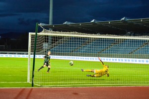 <p>
	2013 Brei&eth;ablik - Aktobe 1 - 0, v&iacute;taspyrnukeppni 1 - 2. &nbsp;Nichlas Rohde sendir markmann Aktobe &iacute; rangt horn og skorar &ouml;rugglega. &nbsp;Mynd: HVH</p>
