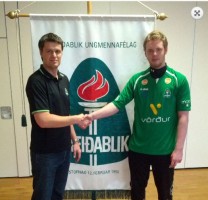 <p>
	2013-01-10. Arn&oacute;r Bjarki og Eysteinn framkv&aelig;mdarstj&oacute;ri handsala 3 &aacute;ra samning vi&eth; Brei&eth;ablik.</p>
