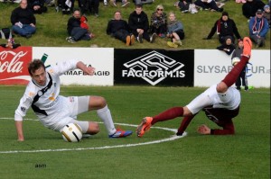 <p>
	2012 Selfoss - Brei&eth;ablik 0 - 2. &nbsp;Petar Rnkovic vinnur boltann &aacute; mi&eth;junni. &nbsp;Mynd: asm</p>
