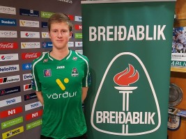 <p>
	Varnarma&eth;urinn Sindri &THORN;&oacute;r Ingimarsson skrifar undir 3 &aacute;ra samning vi&eth; knattspyrnudeild Brei&eth;abliks. Hynd: HVH.</p>
