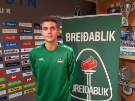 <p>
	Sk&uacute;li E. Kristj&aacute;nsson Sigurz skrifar undir 3 &aacute;ra samning vi&eth; knattspyrnudeild Brei&eth;abliks. Mynd: HVH</p>
